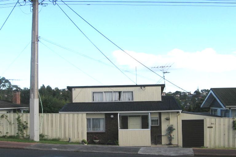Photo of property in 2/58 Pupuke Road, Hillcrest, Auckland, 0627