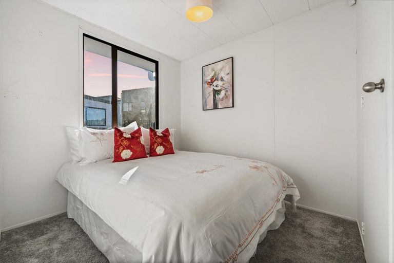 Photo of property in 2/11 Cyril Crescent, West Harbour, Auckland, 0618