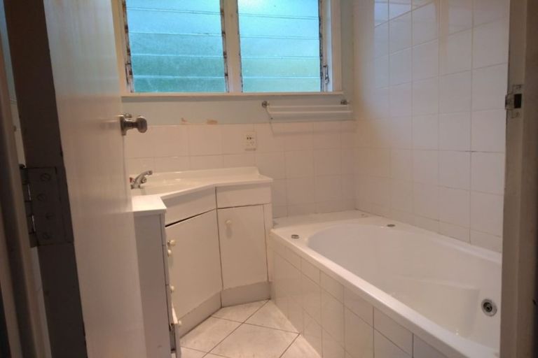 Photo of property in 34 Woodside Avenue, Northcote, Auckland, 0627