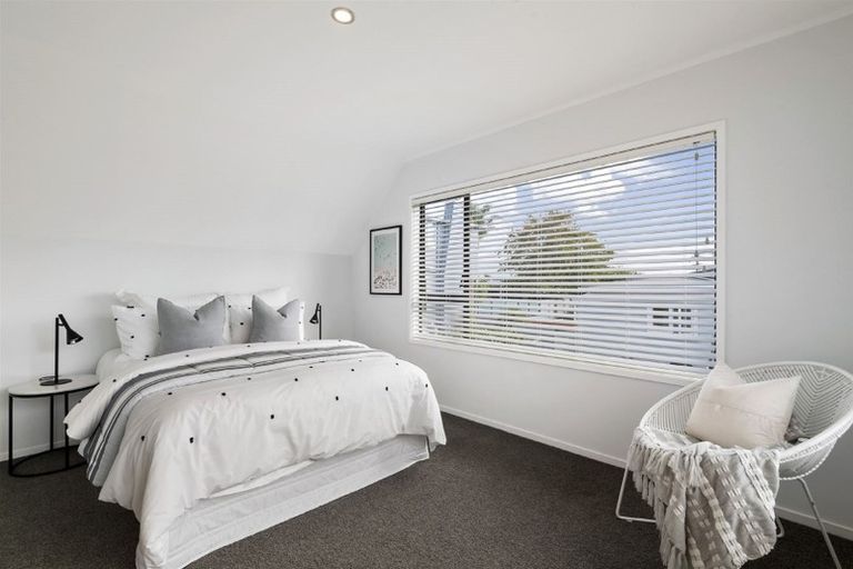 Photo of property in 2/10 Knights Road, Rothesay Bay, Auckland, 0630