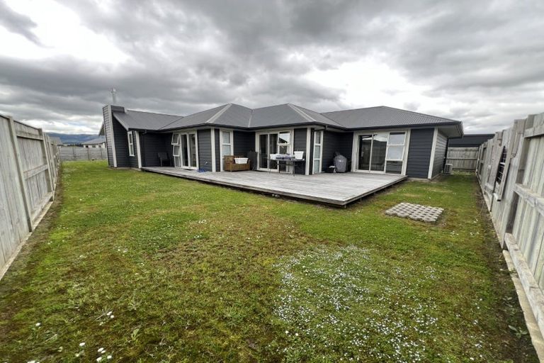 Photo of property in 89 Johnstone Drive, Fitzherbert, Palmerston North, 4410