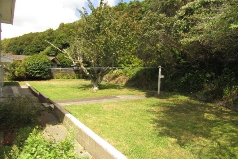 Photo of property in 6 Saint Hildas Glade, Tawa, Wellington, 5028