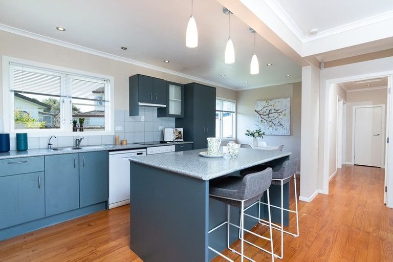 Photo of property in 47 Hereford Street, Te Atatu Peninsula, Auckland, 0610