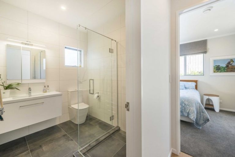 Photo of property in 3a Rossmore Terrace, Murrays Bay, Auckland, 0630