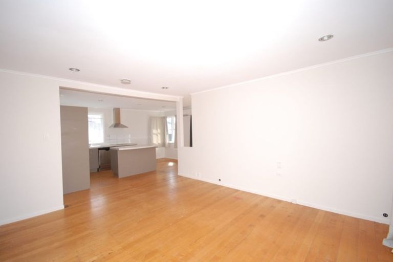 Photo of property in 21 Chilcott Road, Henderson, Auckland, 0612