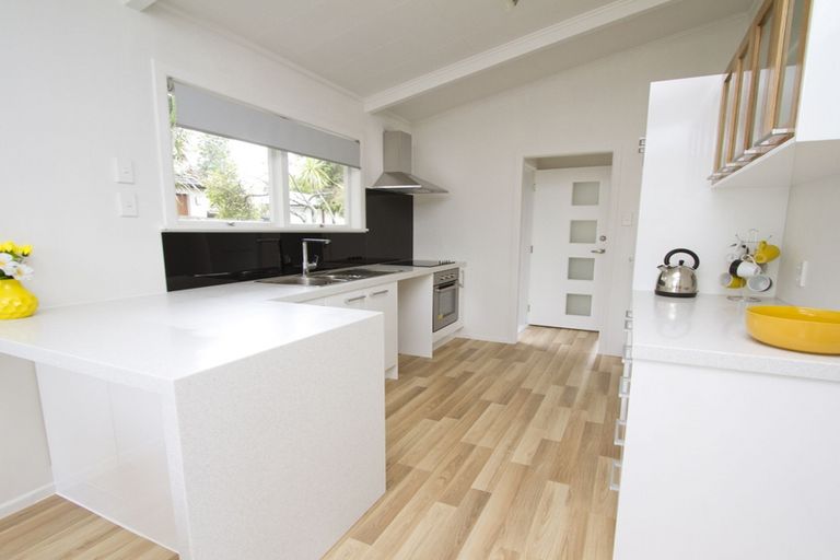 Photo of property in 13 Lantana Road, Green Bay, Auckland, 0604