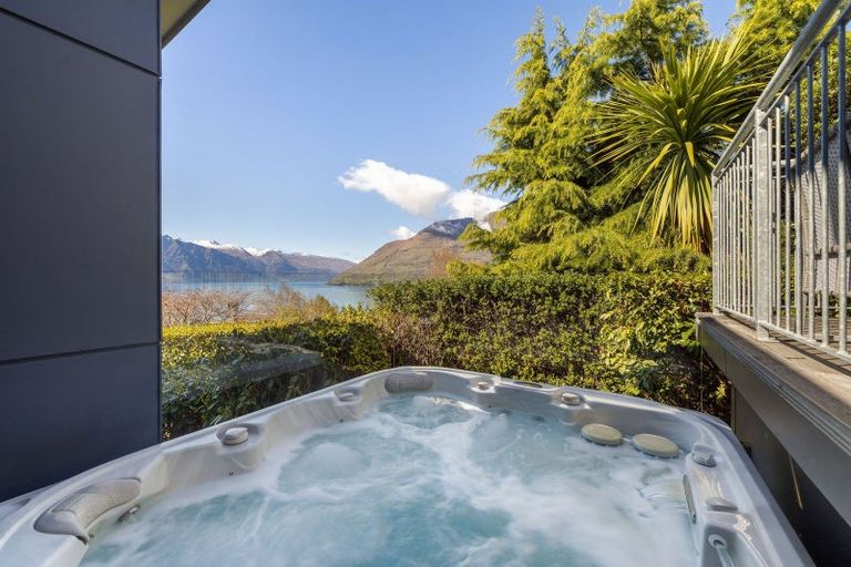 Photo of property in 6 Whitbourn Place, Fernhill, Queenstown, 9300
