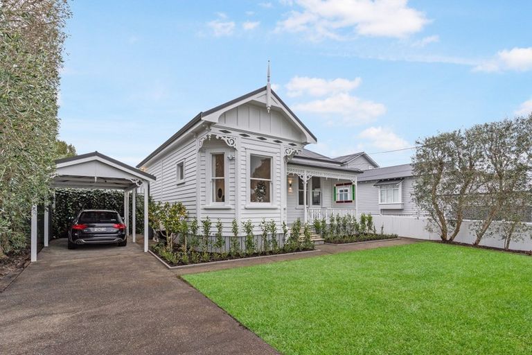 Photo of property in 7 Fairfax Avenue, Northcote, Auckland, 0627