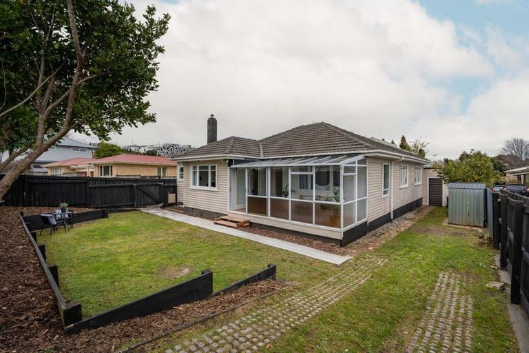 Photo of property in 35 Lake Crescent, Hamilton Lake, Hamilton, 3204