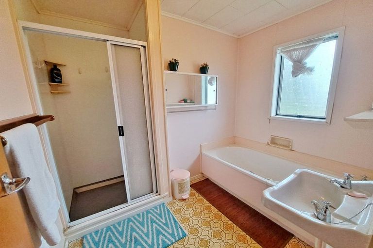 Photo of property in 94 Matipo Road, Te Atatu Peninsula, Auckland, 0610