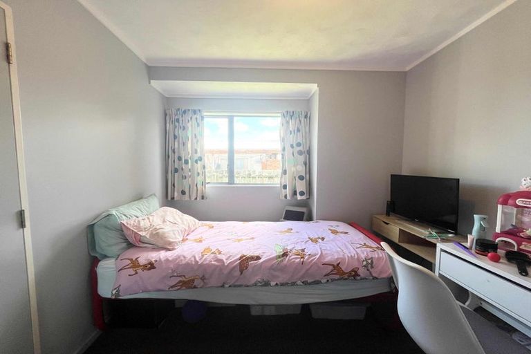 Photo of property in 1/10 Miriam Corban Heights, Henderson, Auckland, 0612