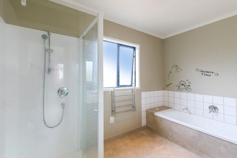 Photo of property in 13 Sonoma Crescent, Oteha, Auckland, 0632