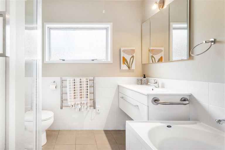 Photo of property in 28 Dawnhaven Drive, Te Atatu Peninsula, Auckland, 0610