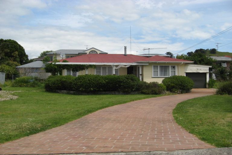 Photo of property in 8a Kiwi Esplanade, Mangere Bridge, Auckland, 2022