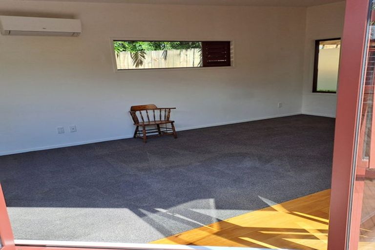 Photo of property in 17a Old Lake Road, Narrow Neck, Auckland, 0624