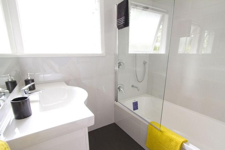 Photo of property in 13 Lantana Road, Green Bay, Auckland, 0604