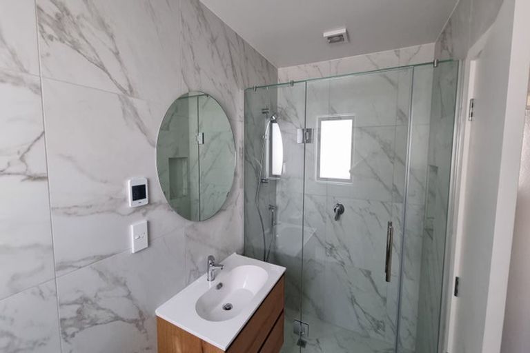 Photo of property in 64e Buscomb Avenue, Henderson, Auckland, 0610