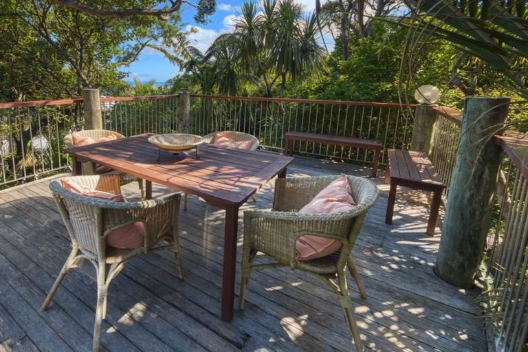 Photo of property in 15 Rayner Road, Piha, 0772