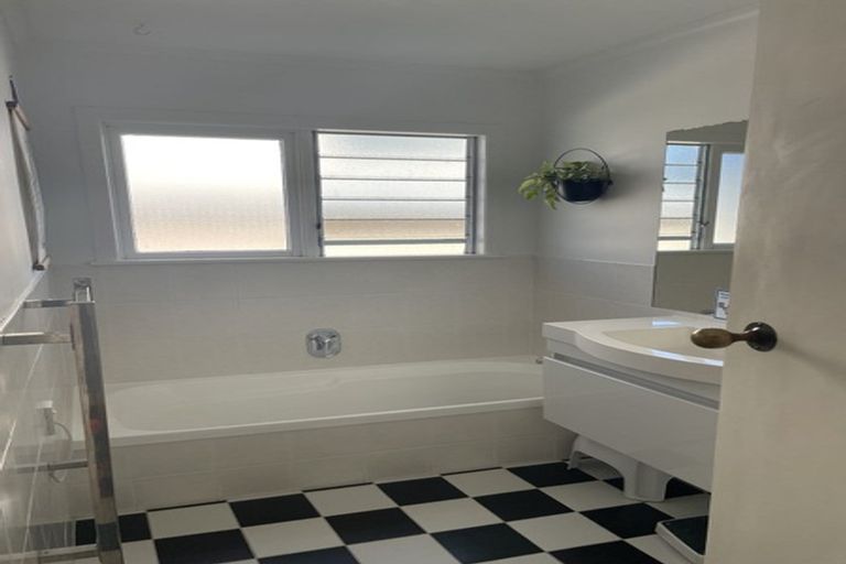 Photo of property in 2/10 Riverlea Avenue, Pakuranga, Auckland, 2010