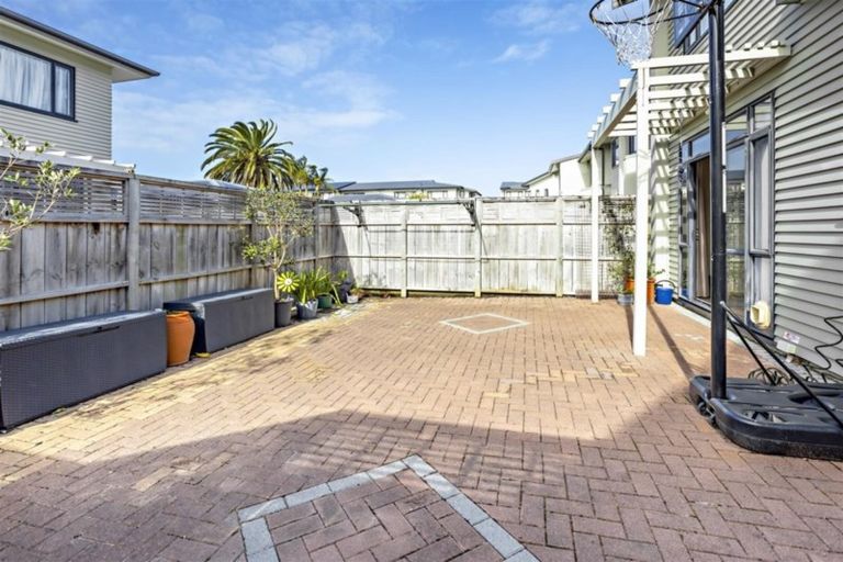 Photo of property in 11/2 Armoy Drive, East Tamaki, Auckland, 2016