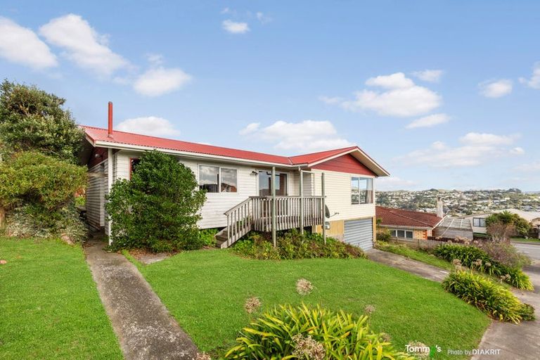 Photo of property in 9 Gow Street, Newlands, Wellington, 6037