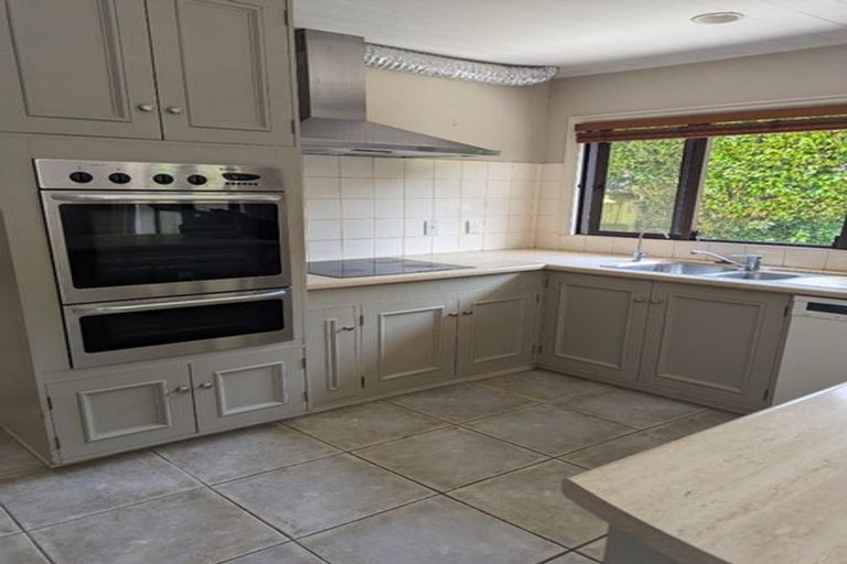 Photo of property in 2/5 Seacliffe Avenue, Belmont, Auckland, 0622