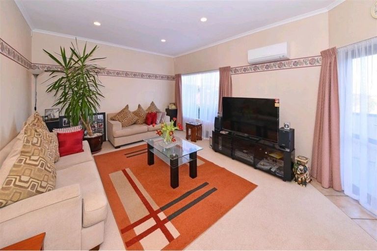 Photo of property in 43 Ribbonwood Crescent, Goodwood Heights, Auckland, 2105