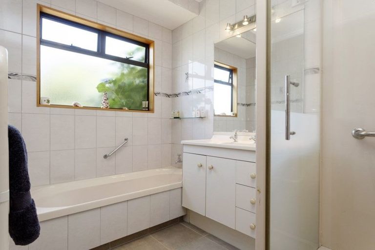 Photo of property in 8 Astelia Way, Waipahihi, Taupo, 3330