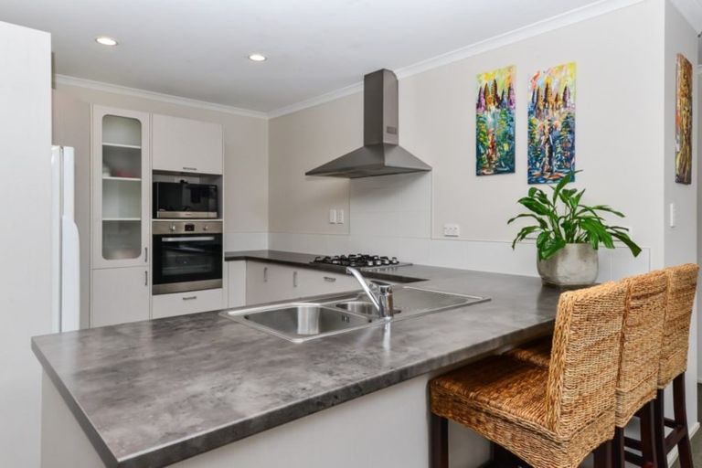 Photo of property in 62 Farnborough Drive, Grandview Heights, Hamilton, 3200