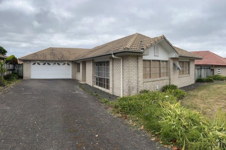 Photo of property in 6 Claremont Way, East Tamaki Heights, Auckland, 2016