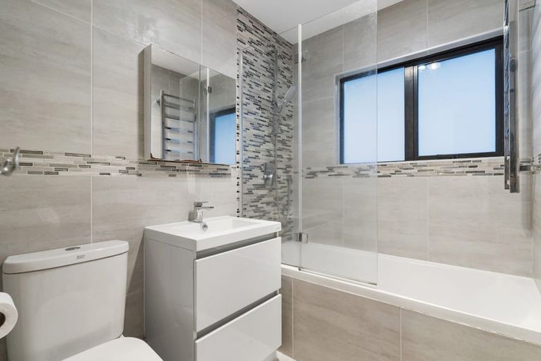 Photo of property in 1/690 Beach Road, Browns Bay, Auckland, 0630