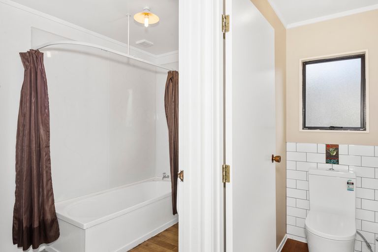 Photo of property in 2/20 Kamara Road, Glen Eden, Auckland, 0602