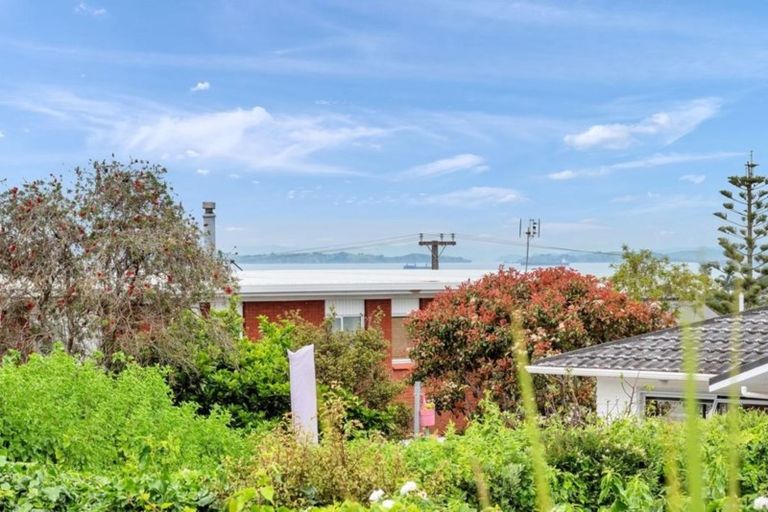 Photo of property in 2/64 Browns Bay Road, Rothesay Bay, Auckland, 0630