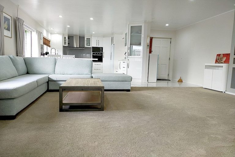 Photo of property in 2/8 Bowscale Place, Northpark, Auckland, 2013