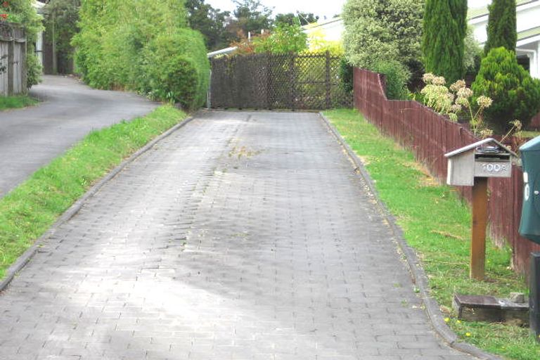 Photo of property in 1/100 Manhattan Heights, Glendene, Auckland, 0602