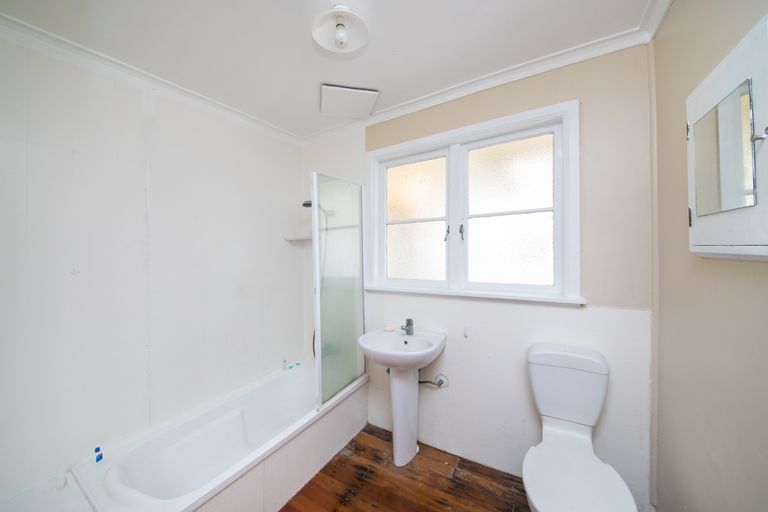 Photo of property in 23 Featherston Street, Takaro, Palmerston North, 4412