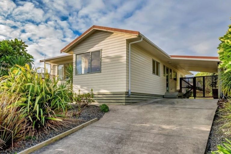Photo of property in 5 Barrett Drive, Waikanae Beach, Waikanae, 5036