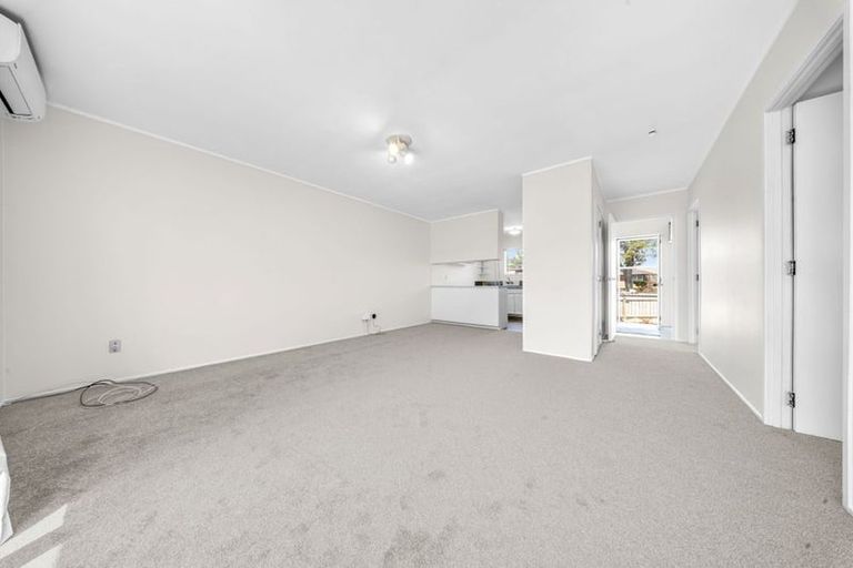 Photo of property in 1/23 Challen Close, Conifer Grove, Takanini, 2112