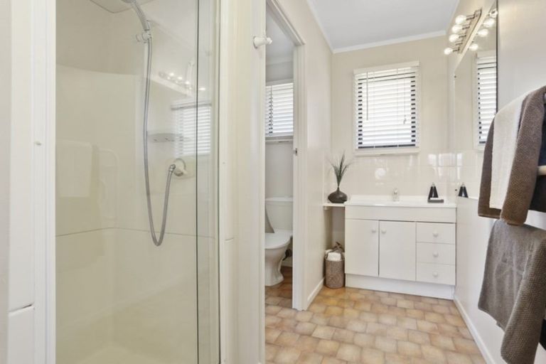 Photo of property in 2/56 Ridgemount Rise, Mangere Bridge, Auckland, 2022