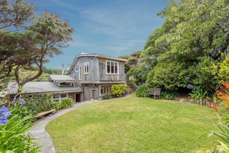 Photo of property in 39 Airlie Road, Plimmerton, Porirua, 5026