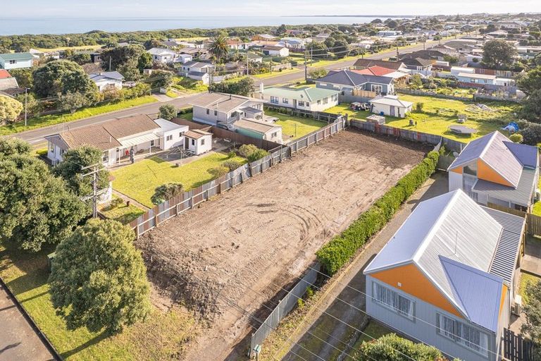 Photo of property in 19 Karewa Street, Castlecliff, Wanganui, 4501