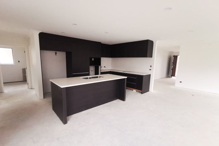 Photo of property in 8 Ropere Street, Kumeu, 0810