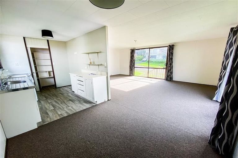 Photo of property in 1/4 Hanson Place, West Harbour, Auckland, 0618