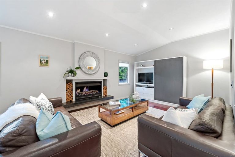 Photo of property in 13 Sandown Road, Rothesay Bay, Auckland, 0630