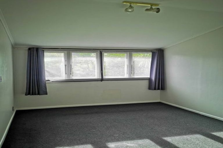 Photo of property in 16a Commodore Parry Road, Castor Bay, Auckland, 0620