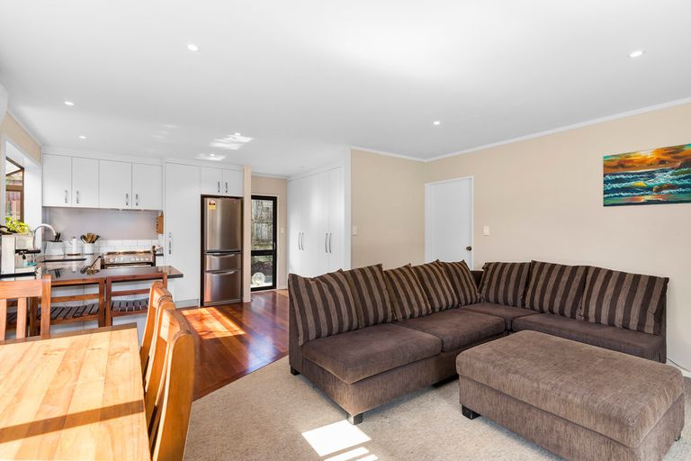 Photo of property in 2/20 Kamara Road, Glen Eden, Auckland, 0602