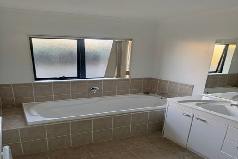 Photo of property in 2 Deerfield Place, Flat Bush, Auckland, 2019