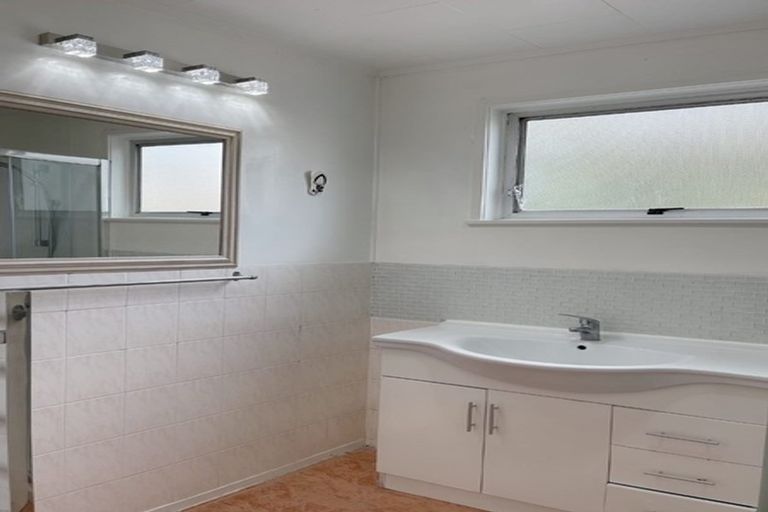 Photo of property in 1/17 Powrie Street, Glenfield, Auckland, 0629