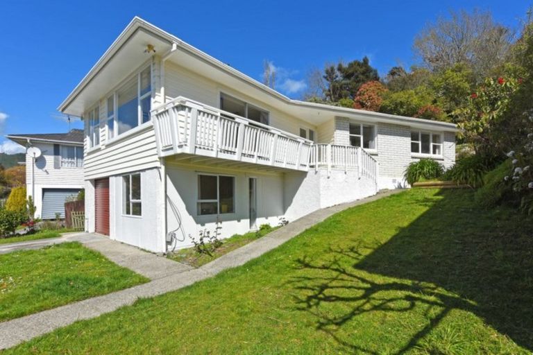 Photo of property in 12 Deller Grove, Silverstream, Upper Hutt, 5019