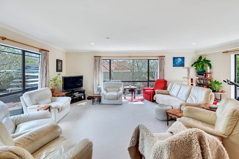 Photo of property in 62 Medallion Drive, Oteha, Auckland, 0632